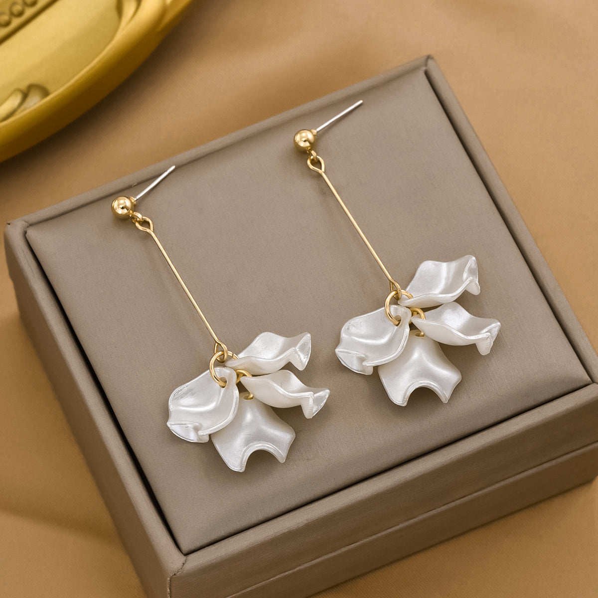 1 pair cute sweet petal pleated arylic drop earrings