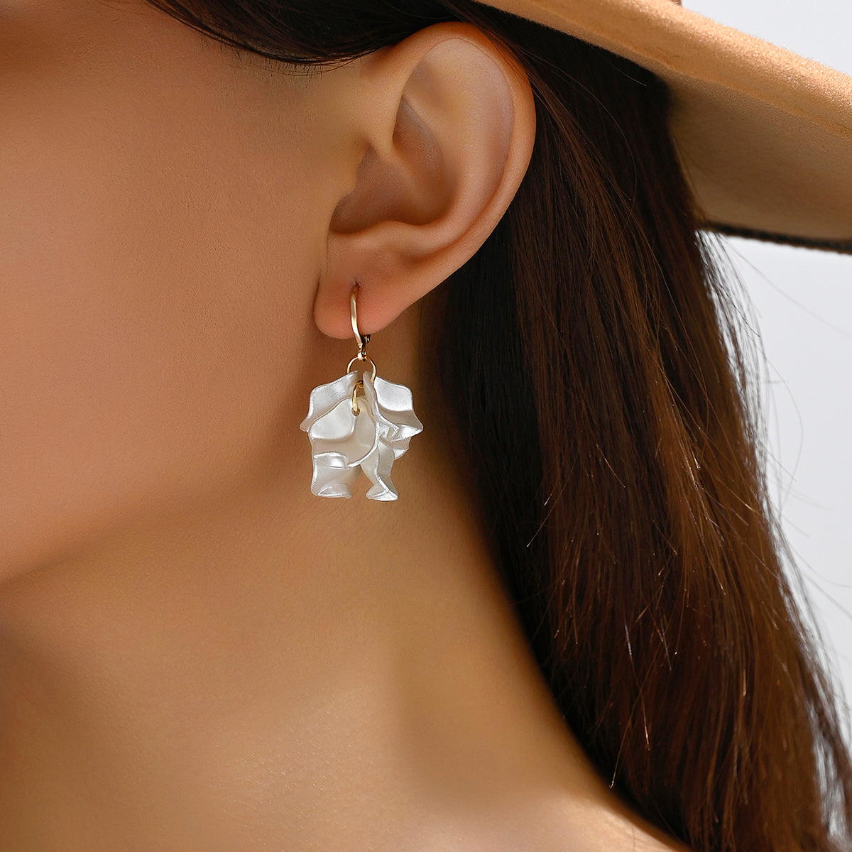 1 pair cute sweet petal pleated arylic drop earrings