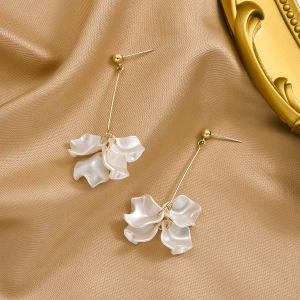 1 pair cute sweet petal pleated arylic drop earrings