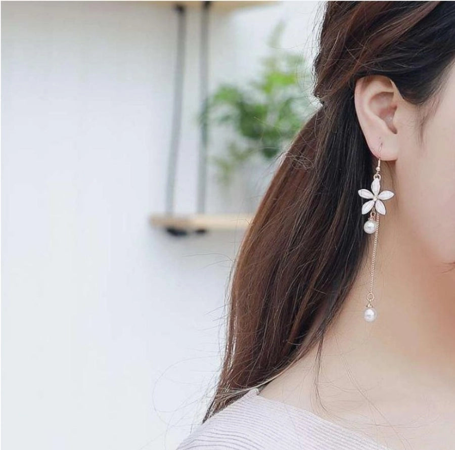 fashion flower shaped pearl tassel five-leaf alloy earrings